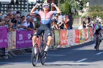 Erzgebirgsrundfahrt: Lokalmatador erfüllt sich einen großen Traum - Ein paar Meter Vorsprung reichen: Vincent John gewinnt die Erzgebirgsrundfahrt 2024.