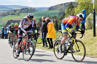 Erzgebirgsrundfahrt mit Prominenz: Bundesligarennen vor der eigenen Haustür - Für das tolle Panorama haben die Fahrer der Erzgebirgsrundfahrt keinen Blick. Sie müssen an den Anstiegen ordentlich schuften. 