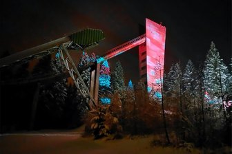 Erzgebirgsschanze in Johanngeorgenstadt: Rettung hängt am seidenen Faden - Freudenaktion im Dezember 2022. Damals wurde die Erzgebirgsschanze beleuchtet, weil Fördermittel bewilligt wurden. Jetzt herrscht Alarmstufe Rot.