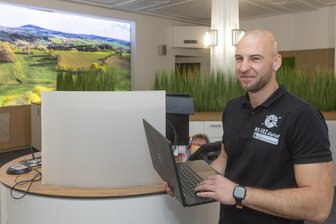 Erzgebirgssparkasse eröffnet umgebaute Filiale - IT-Mitarbeiter Sören Grenz bei den finalen Arbeiten in der Filiale der Erzgebirgssparkasse am Marktplatz in Annaberg-Buchholz. Im Hintergrund: eines der neuen Bilder.