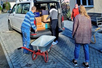 Erzgebirgsspenden für das Ahrtal - Die Helfer beim Entladen des Transporters in Mayschoß im Ahrtal.
