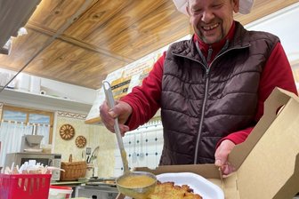 Erzgebirgsspezialitäten "zen mietnamme" - Buschmanns Mitarbeiter Frank Jahn schenkt gerne jedem ein Lächeln.