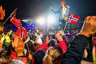 Erzgebirgssportjahr 2023: Momente für immer - Der grandiose Abschluss einer grandiosen Karriere: Denise Herrmann-Wick wird in Oberhof von den Biathlon-Fans bei der Medaillenzeremonie für ihren Weltmeistertitel gefeiert. Die aus Bockau stammende Spitzenathletin demonstrierte nach ihrem Olympiasieg damit erneut ihre Stärke.