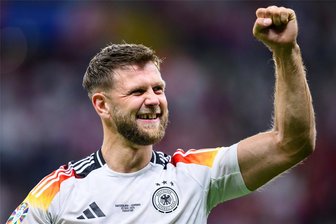 Erzgebirgsstadt lädt nun auch zum Public Viewing - Niclas Füllkrug jubelt nach dem Spiel gegen die Schweiz. Sind seine Tore bald auch im Oelsnitzer Ratssaal zu sehen?