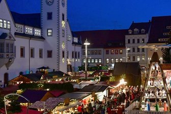 Erzgebirgsstädte halten an ihren Weihnachtsmärkten 2021 fest - Ein Bild aus Zeiten vor der Coronapandemie. Im Jahr 2019 standen die Buden auf dem Freiberger Christmarkt noch dicht an dicht. Das Areal soll nun großzügiger gestaltet werden.