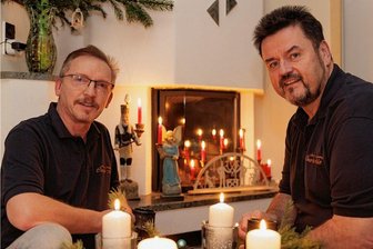 Erzgebirgsweihnacht mit Boddenblick - Jens Frölich-Meiwald und und Jens Meiwald aus Herold gewähren einen Blick in ihr Wohnzimmer in Herold. Die beiden Weltenbummler erfüllten sich in diesem Sommer den Traum vom Hausboot.