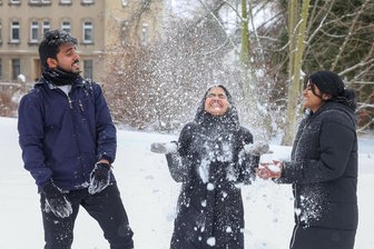 Erzgebirgswinter statt Tropenhitze: Indische Auszubildende erleben in Hohenstein-Ernstthal erstmals Schnee - Von links: Für Abishay Hebic, Sifana Ismayil und Adhya Manoj ist Schnee eine ganz neue Erfahrung.