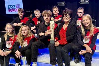 „Erzgebürger“-Gala: Erzgebirge feiert seine Helden – mit faustdicker Überraschung zum Schluss - Die Jungen Stadtführer Lößnitz um ihre Projektleiterin Steffi Rathe haben bei der „Erzgebürger“-Gala den Sonderpreis für junges Engagement im Erzgebirgskreis gewonnen.