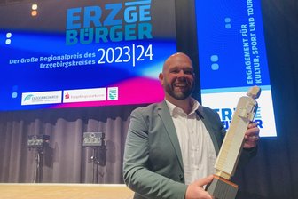 Erzgebürger: Wer Tränen in den Augen hatte – und warum die Zwönitzer Nachtwächter den Saal verließen - Thomas Hänel aus Thum sammelt für die Unterstützung von krebskranken Kindern und ihren Familien im Dezember Spenden ein. Das ist für den 43-Jährigen eine Herzensangelegenheit, die ihm Platz 1 in der Kategorie „Gemeinwohl“ bescherte.
