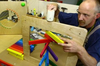 Erzi Grünhainichen peilt zehn Prozent mehr Umsatz an - Mitarbeiter Andreas Dietrich von der Firma Erzi aus Grünhainichen ist dabei, ein Farbspiel für Babys zu montieren.