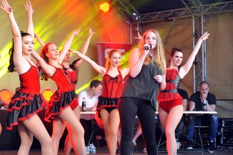Erzi-Star Gesangswettbewerb startet - Rappelvoller Markt in Annaberg und 10 bestens aufgelegte Kandidatinnen. Heimspiel für die Scheinbergerin Lisa-Marie Lang.