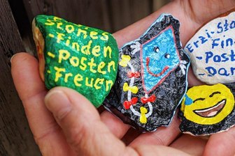 "#Erzi-Stones": Mit diesen Steinen wird die Welt ein bisschen bunter - Nicht nur für Kinder sind sie wie ein Schatz. Der Trend der Wandersteine hat auch im Erzgebirge viele (scheue) Fans gefunden.