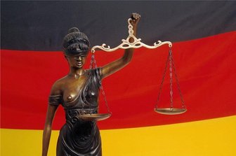 Erzieher aus dem Erzgebirge wegen sexuellen Missbrauchs verurteilt - Justitia legt alles auf die Waagschale.