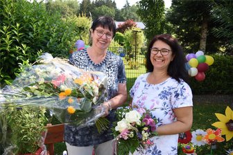 Erzieherin mit Herz: Langjährige Kita-Leiterin in Tirpersdorf sagt auf Wiedersehen - Andrea Schiffl (links) hat sich als Leiterin der Kindertagesstätte „Pusteblume“ in Tirpersdorf in den Ruhestand verabschiedet. Die Kita-Leitung übernimmt Dajana Seidel (rechts).
