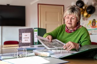 Erzieherin zwischen Kraftsport und Fotografie - ein Leben für die Kinder - Ulrike Hofmann sortiert Materialien für die Chronik des Kinderheims, für die sie auch selbst mehr als 20 Jahre fotografiert hat.