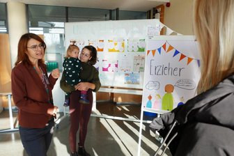 Erzieherinnen rücken an der Zschopauer Berufsschule in den Fokus - Fachlehrerin Annett Deutscher und Fachschülerin Rosalie Biermann, die selbst schon Mutter ist, beantworteten am Samstag viele Fragen zur Ausbildung zum Erzieher.