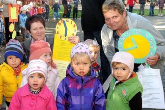 Erzieherinnen wünschen sich mehr Zeit für Kinder - Brigitte Zornstein und Birgit Beyer (r.) sind Erzieherinnen im Kindergarten "Villa Zwergenland" in Hainichen. Auch sie haben am Dienstag ihre Wünsche für mehr Zeit mit den Kindern übergeben.
