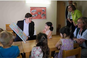 Erziehermangel in Sachsen: Crimmitschauer Kinder wenden sich direkt an den Minister - Kultusminister Conrad Clemens hört Kindern der Kita „Sterntaler“ (Kinderarche Sachsen) zu.