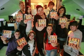 Die zehn Erzistar-Kandidaten haben auch einen gemeinsamen Song aufgenommen - eine Coverversion des U2-Titels "One". Sie ist in den "Freie Presse"-Geschäftsstellen im Erzgebirge erhältlich. Nach dem nächsten Auftritt der jungen Leute sollen nur noch fünf im Rennen sein.