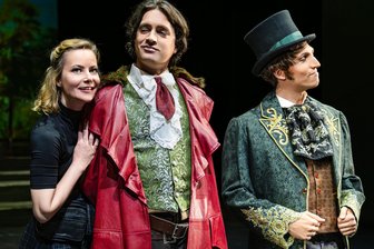 „Erzkrimi“-Star Teresa Weißbach im „Vogelhändler“: Große Nachfrage am Chemnitzer Theater - Teresa Weißbach als Irmi Polter mit Jakob Ewert (Baron Weps) und Thomas Kiechle (Graf Stanislaus).