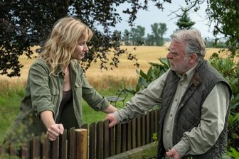 Erzkrimi: Weniger wäre mehr gewesen - Das kurze Gespräch am Gartenzaun zwischen Förster Georg Bergelt (Andreas Schmidt-Schaller) seiner Tochter Saskia (Teresa Weißbach) gehörte zu den wenigen Szenen, die authentisch sind für die Region. 
