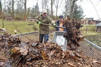 Erzwäsche Halsbrücke: Warum das Keller-Verlies zum Frühjahrsputz verschlossen blieb - Das Laub muss weg: Peter Mai ( links) und Frank Oelsner gehörten zu den Akteuren des Frühjahrsputzes des Siedlervereins Erzwäsche Halsbrücke.