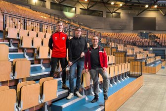 Es begann als Schnapsidee: Wie der UV Zwigge das Final Four im Floorball nach Zwickau holte - Die Vorbereitungen für das Final Four in der Stadthalle laufen beim UV Zwigge auf Hochtouren. Neben Paul Morgenroth (Eventleitung/Mitte) sind auch Paul Neubert (Sponsorenbetreuung/links) und Oliver Weinmann (Eventfinanzierung/rechts) Teil des Organisationsteams.