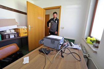 „Es bleibt ein bedrückendes Gefühl“: Was der Einbruch ins Sportlerheim in Oberwiera für einen kleinen Verein bedeutet - Vereinschef Paul Böhme am Tatort im Sportlerheim des FSV Oberwiera. Aus dem Raum wurde ein Laptop gestohlen.
