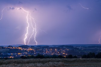 Es bleibt hochsommerlich warm - Gewitter möglich - 