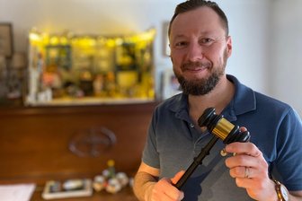 „Es braucht einen ganzen Sack voll Mut“: Antikhändler aus Penig ist nun auch Auktionator - Marcel Rogau ist seit kurzem selbst Auktionator. Im Mai kommen etwa 500 Raritäten aus seinem Antikhandel in Penig unter den Hammer.