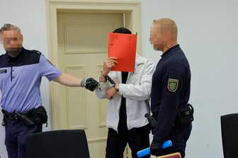 „Es braucht große Kraft für einen solchen Stich“: Rechtsmediziner in Chemnitz über die Wucht einer tödlichen Verletzung - Der Angeklagte räumte zu Beginn der Verhandlung ein, mit dem Messer zugestochen zu haben.