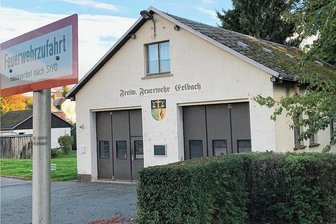 Es brennt: Erlbacher Feuerwehrleute fordern neue Wache - Zu klein und veraltet: Das Feuerwehrhaus Erlbach hat keine Zukunft. Der Stadtrat hat die Planung für den Neubau der Wache vergeben.