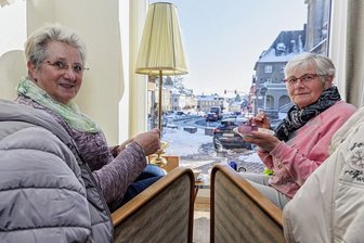 "Es brummt": Idee von neuem Treff in Geyers Stadtzentrum geht auf - Der neue Treffpunkt in Geyers Stadtzentrum steht an vier Tagen pro Woche offen. Zuletzt haben sich dort Petra Thiel und Marion Walther ein Stück Torte schmecken lassen. Alles funktioniert ehrenamtlich.
