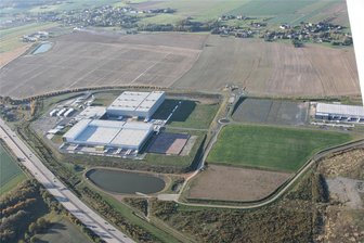 Es brummt im Gewerbegebiet Berbersdorf - Das Gewerbegebiet Berbersdorf an der A 4 - hier eine Luftaufnahme vom Oktober 2017.