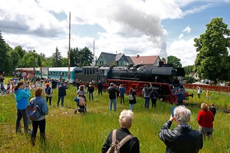 Es dampft wieder auf der Muldentalbahn: Alle Infos zum Saisonauftakt - Himmelfahrt vor einem Jahr fand die Jungfernfahrt auf der Muldentalbahn statt.