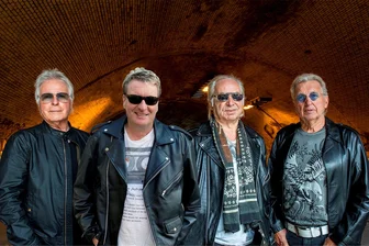 Es darf getanzt werden: Oldie-Konzert in der Zwickauer „Neuen Welt“ - The Rattles aus Hamburg sind eine Institution. Schlagzeuger Reinhard „Dicky“ Tarrach ist bereits 80 Jahre alt.