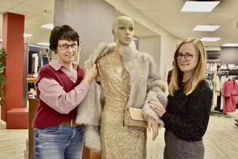 Es darf glitzern! Was Limbach-Oberfrohna zum Fest trägt - Annett Kreher und Tochter Daniela zeigen einen aktuellen Look: Glitzernde Pailletten in Kombination mit Kunstfell.