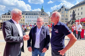 „Es fehlen 200 Milliarden Euro“ – Oberbürgermeister im Erzgebirge richtet zum 1. Mai Appell an Berlin und Dresden - Appell aus Annaberg: Der Vorsitzende des DGB Sachsen, Markus Schlimbach, OB Rolf Schmidt und DGB-Kreisvorsitzender Andreas Bernhardt (v. l.).
