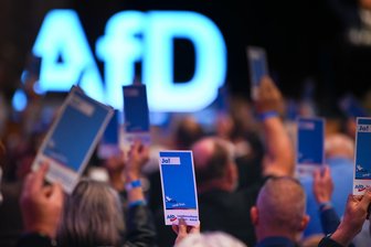 „Es fehlt an mehreren wesentlichen Kriterien“: Warum Sachsens CDU-Innenminister ein AfD-Verbotsverfahren ablehnt - Weiter in der Diskussion: ein Verbotsantrag gegen die AfD.