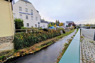 Es fehlt das Geld: Stadt im Erzgebirge legt drei Bauprojekte auf Eis - Am Roßmarkt sollte ein kleiner Park entstehen, mit Stufen zum Bachufer. Daraus wird vorerst nichts.