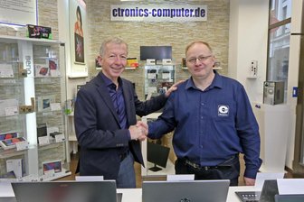 „Es fühlt sich nicht wie ein Ende an“: Zwickauer IT-Urgestein übergibt Innenstadtgeschäft - Generationswechsel in Zwickau: Ctronics-Inhaber Frank Herwig (l.) übergibt sein Geschäft in der Inneren Plauenschen Straße 5 an Jürgen Krause.
