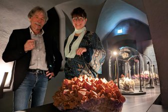 Es funkelt und leuchtet: Neues Amethystgewölbe im Schloss Wolkenstein soll Besuchermagnet werden - Kurator Jochen Voigt und Museumsmitarbeiterin Sandra Dürschmied im neuen Amethystgewölbe.