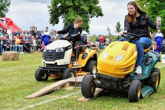 Es geht auch ohne Bergstadtfest: Fünf Tipps für das Wochenende in Mittelsachsen - Zum Vereinsfest in Königshain gibt es am Sonntag ab 14 Uhr wieder den Rasentraktor-Grand-Prix. Nun steht die zwölfte Auflage an. Carolin Hübsch (l.) und Laura Mahlig waren im Vorjahr dabei.