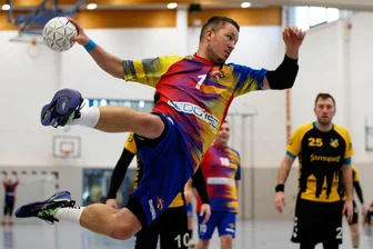 Es geht aufwärts: Mittweidaer Handballer gewinnen mit viel Improvisation gegen den Tabellenzweiten TSV Oelsnitz - Tobias Knebel musste am Samstag im Rückraum aushelfen und erzielte drei Treffer.