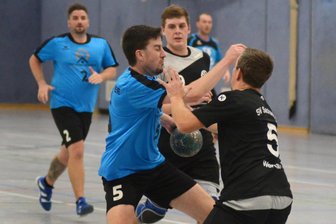„Es geht aufwärts“: Rodewischer Handballwölfe beißen sich gegen Tabellenfünften durch - Rodewisch muss sich voll reinhängen: Wölfe-Zugang Andy Möckel (am Ball) wird hier von Martin Heinrich angegriffen.