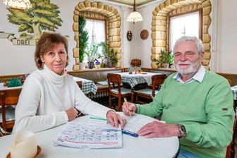 „Es geht einfach nicht mehr“: Beliebter Traditionsgasthof im Erzgebirge wird geschlossen - In der Gaststube schauen Barbara und Gunter Tschersich die Reservierungen für die verbleibenden Tage durch.