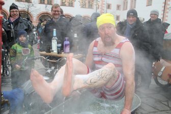 Es geht heiß her beim Bikertreff auf Schloss Augustusburg - Einige Teilnehmer reisten in ungewöhnlichen Gefährten an. Stammgast Oliver Herrmann aus Rübenau nahm sein jährliches Bad in einem zur Badewanne umgebauten Beiwagen.