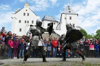 Es geht hoch her: Der ultimative Überblick für den Männertag im Erzgebirge - Dieses Jahr sind beim Wolkensteiner Burgfest wieder spektakuläre Darbietungen von Rittern zu erleben.