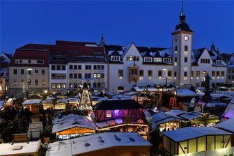 Es geht los: So schön wird der Christmarkt in Freiberg - Stück für Stück sollen Buden, Schmuck, Pyramide und Baum den Freiberger Obermarkt in den kommenden Tagen füllen. Am 28. November öffnet der Christmarkt (Bild von einem früheren Markt).
