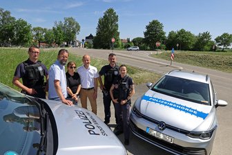 Es geht nicht nur um Falschparker: Glauchau und Meerane planen auch „Blitzer-Kooperation“ - Zwischen Glauchau und Meerane haben sich Marcus Steinhart (2. von links) und Jörg Schmeißer (3. von rechts) mit Mitarbeitern aus beiden Ordnungsämtern für einen Pressetermin getroffen.